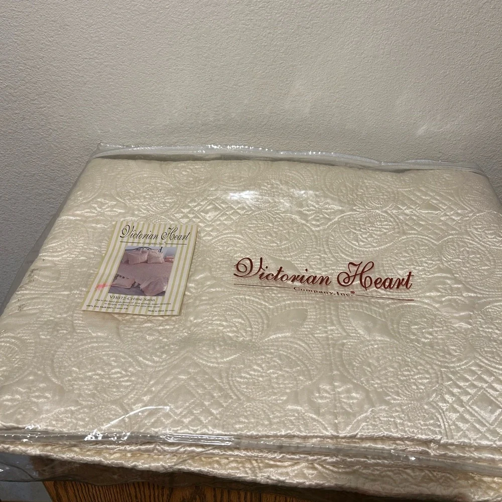 Cream Victorian Heart Twin Bedspread